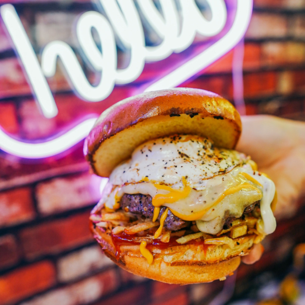Notre délicieux burger du mois avec oeuf, boeuf, frites et trio de fromage